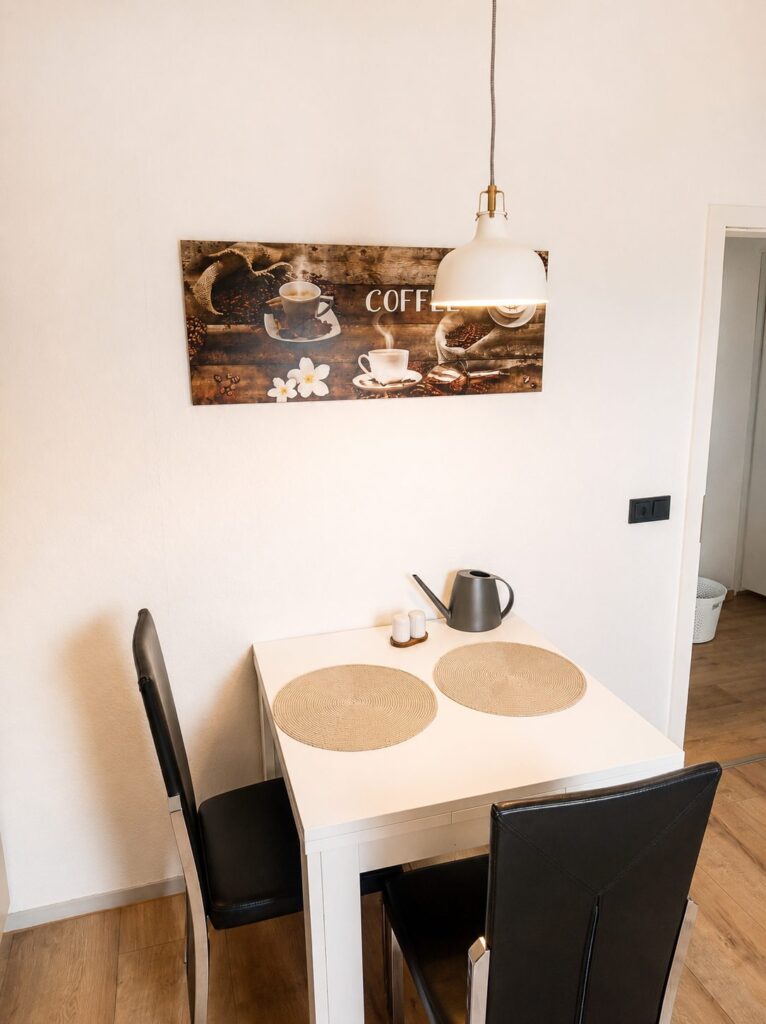 Kleiner Tisch mit Wasserkocher in der Küche