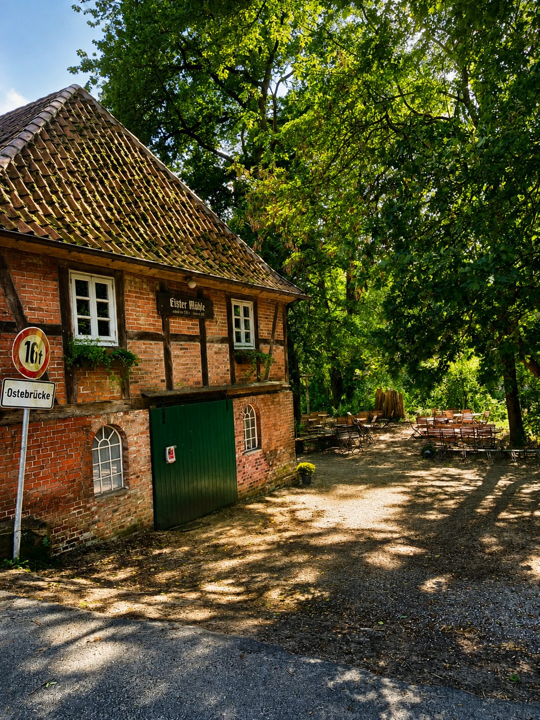Alte Fachwerkmühle zwischen Bäumen